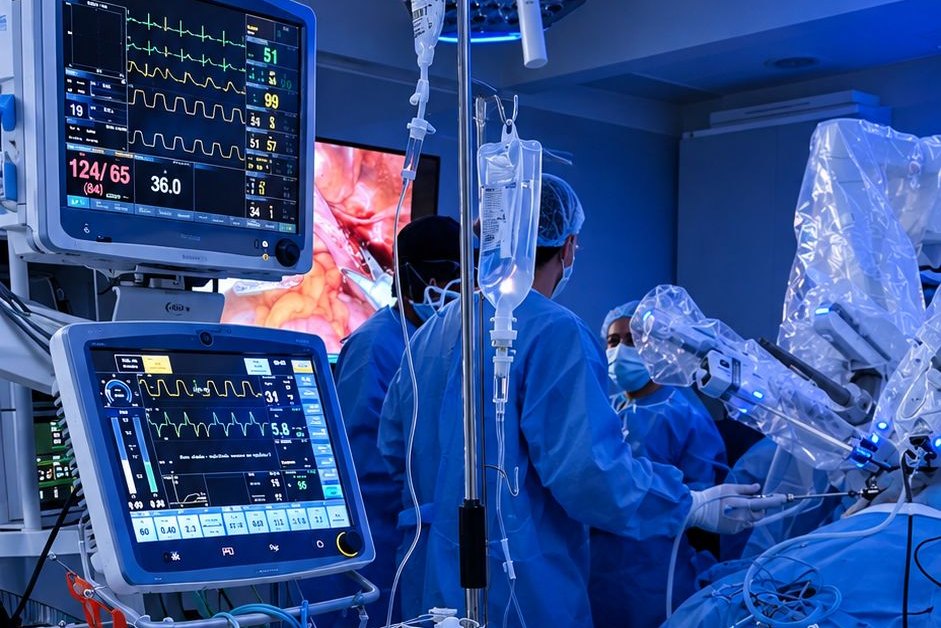 Equipe médica em cirurgia robótica no centro cirúrgico do Hospital São Mateus